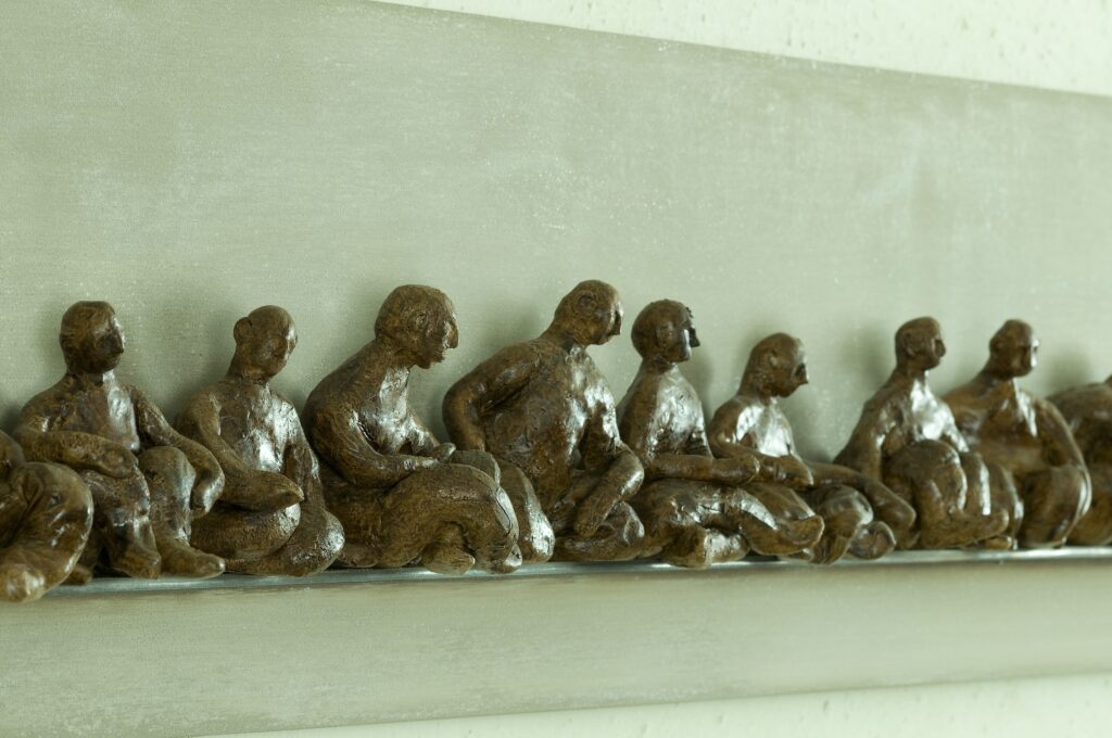 DIE ZUFRIEDENEN | Keramik/Eisen | 200x25cm