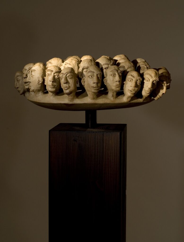 IM GESPÄCH | Keramik auf Holzsockel | 40x160cm